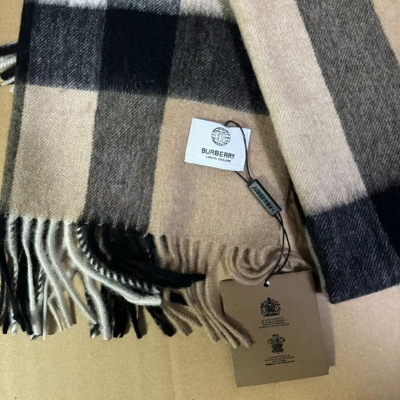 Women's Burberry cashmere scarf - Picture 7 of 8